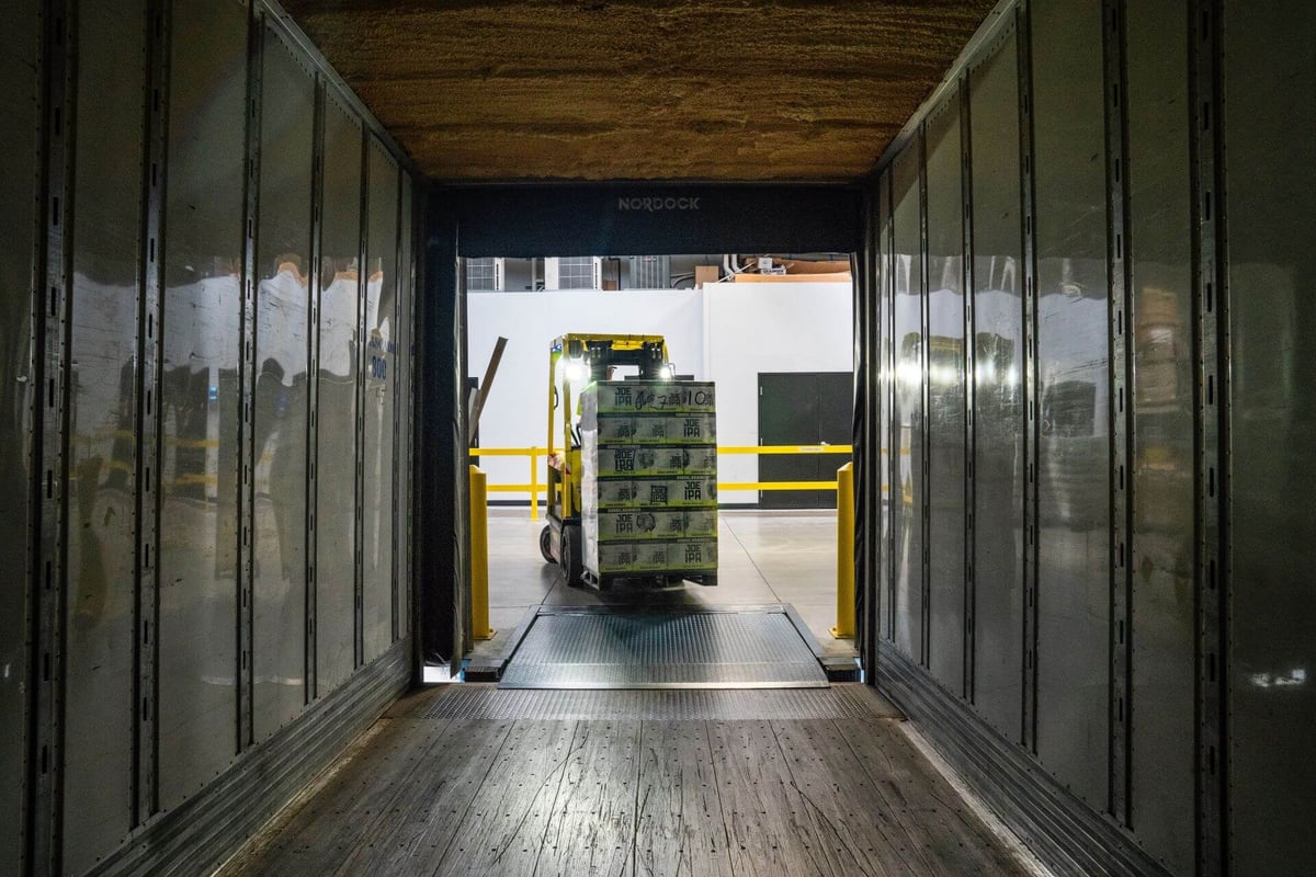 Sit-down-counterbalanced-forklift_loading-truck