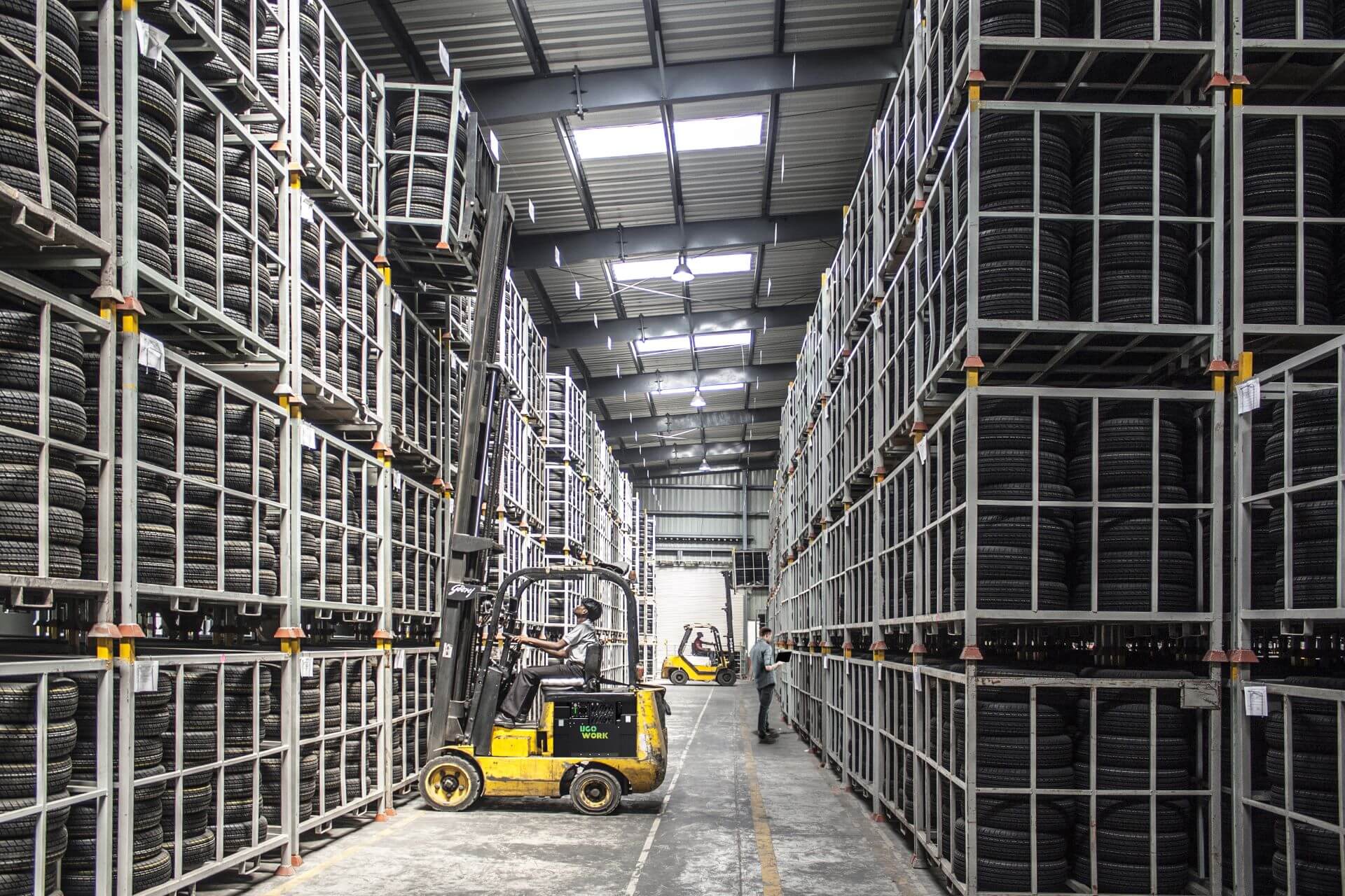 Ugowork_worker-operating-forklift_tire-warehouse