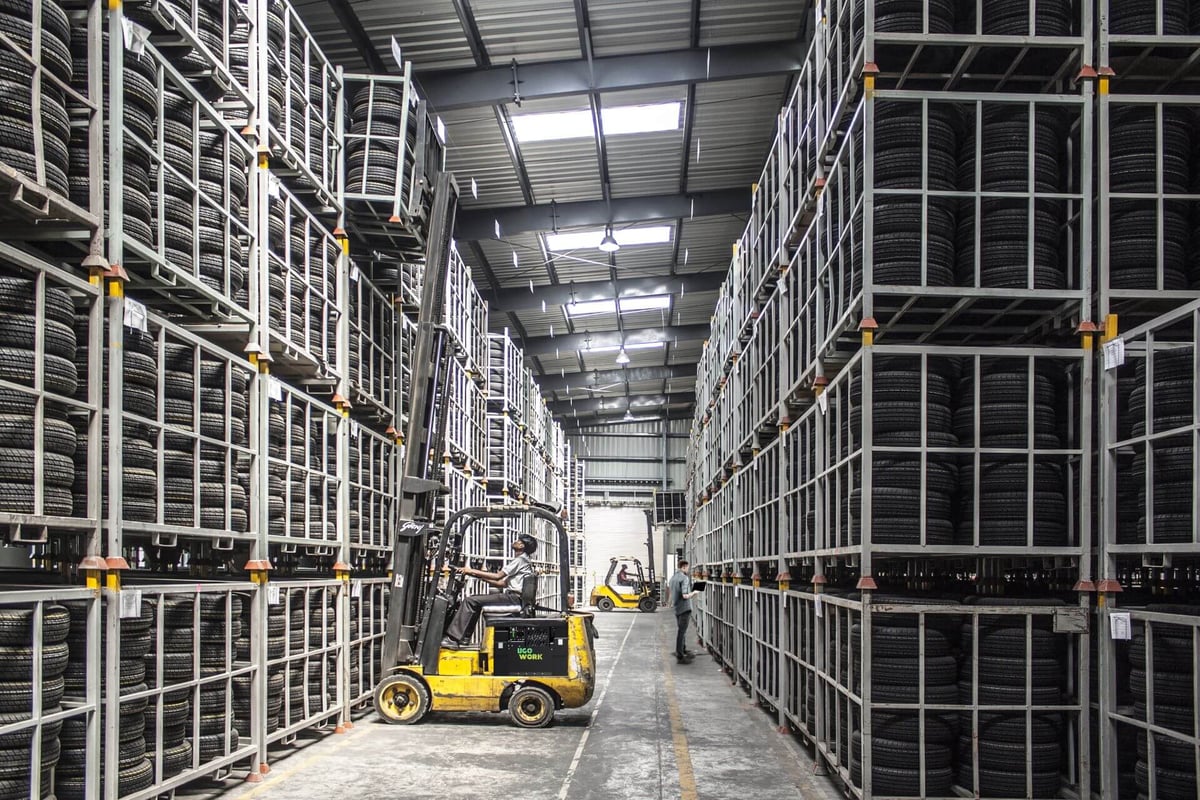 Ugowork_worker-operating-forklift_tire-warehouse
